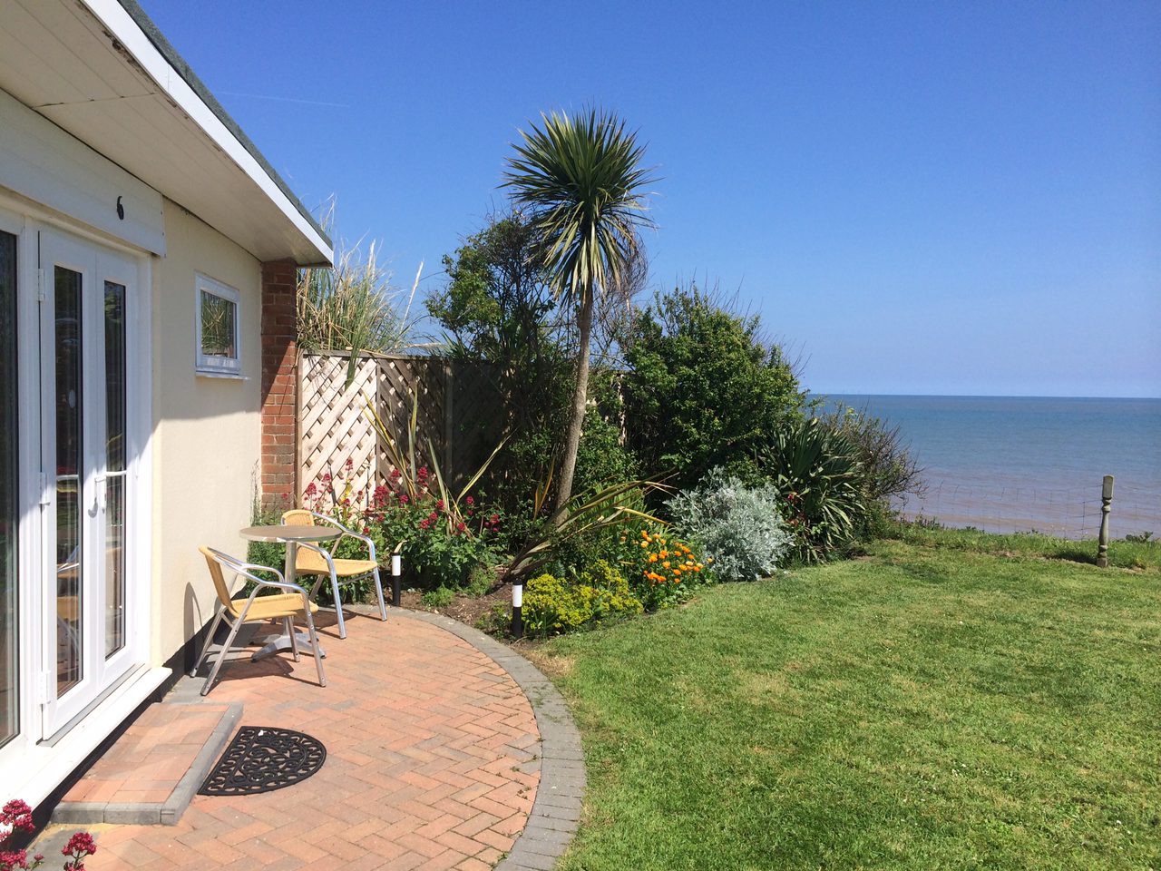 Barton chalet overlooking the sea next to beach