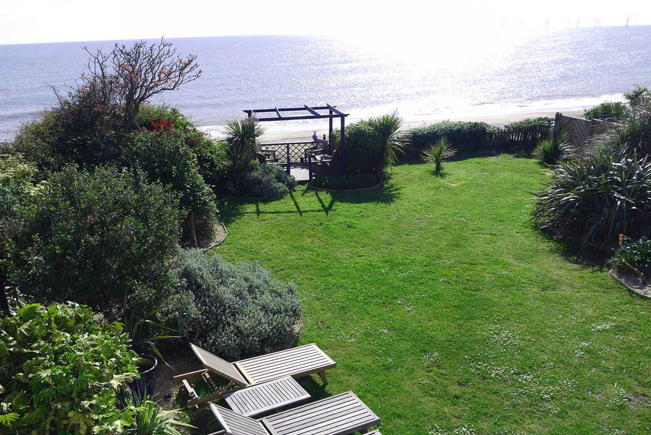 Cliff top garden of Beachside House