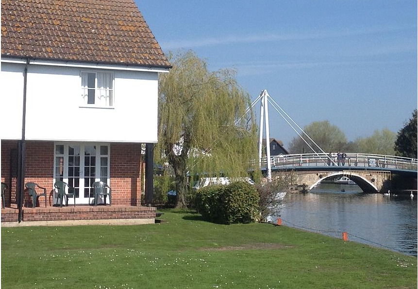 Idyllic central position close to Wroxham Bridge.