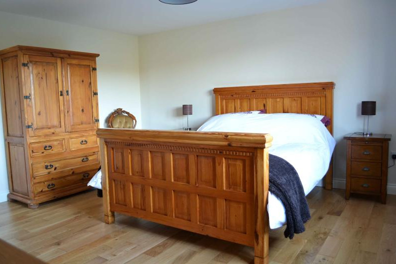 Woodpecker Lodge in Honing Master Bedroom
