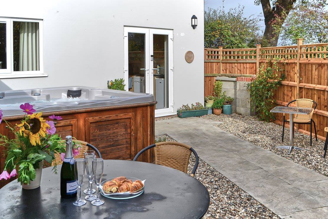 Farthing Cottage Patio Hot Tub